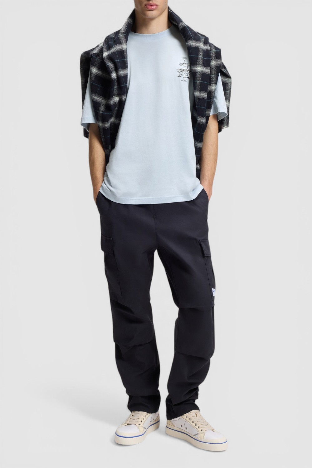 תמונת כל הלוק של חולצת טי בגזרה ישרה